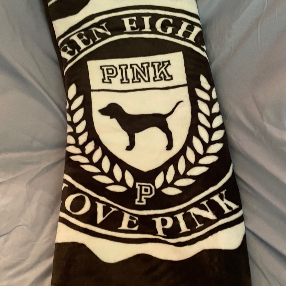 Pink Victoria’s Secret BNIP Sherpa blanket - Picture 3 of 12